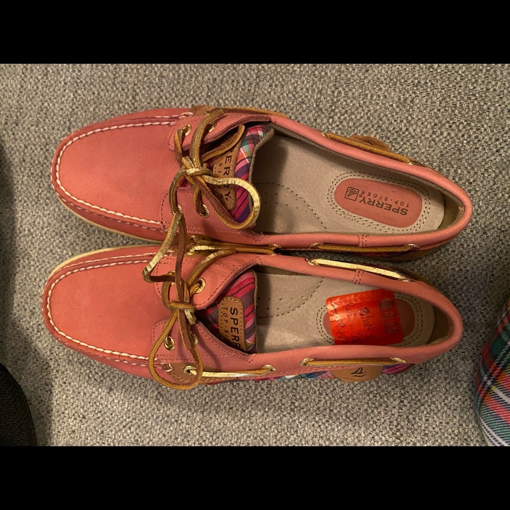 NEW PINK SPERRYS